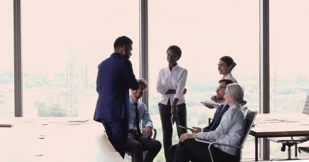 Jovem líder de equipe confiante fala com o pessoal sobre briefing informal — Vídeo de Stock