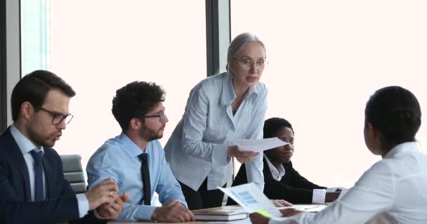 Enseignante d'affaires senior tenir un séminaire parler à de jeunes stagiaires — Video