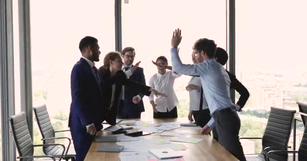 Motivados felizes diversos companheiros de equipe empilham as mãos envolvidas na atividade de construção de equipes — Vídeo de Stock