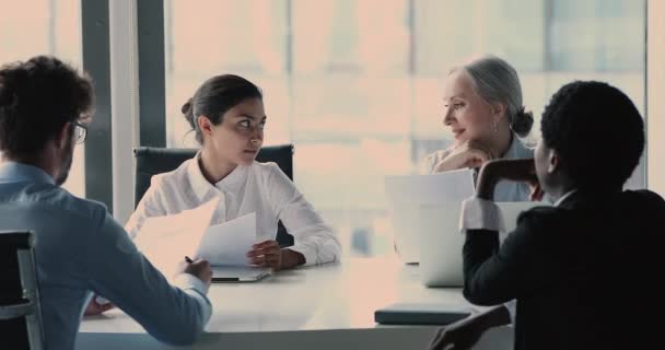 Bedrijfsmedewerkers luisteren naar Indiase vrouwelijke collega spreken op conferentie — Stockvideo