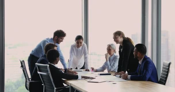 Equipe de negócios multicultural cooperar no projeto em oficina criativa — Vídeo de Stock