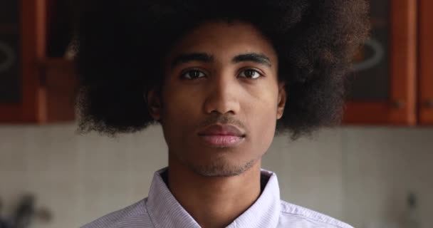 Beskuren närbild ansikte borst snygg tonåring afrikansk kille utgör inomhus — Stockvideo