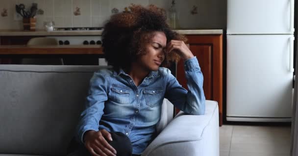 Fille adolescente africaine bouleversée profondément dans les pensées tristes se sent malheureux — Video