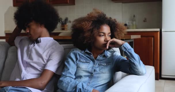 Gloomy afrikanska tonåring par sitta på soffan separat efter gräl — Stockvideo