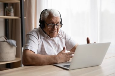 Mutlu 80 'li yaşlardaki adam video konuşmasında ailesiyle konuşuyor.