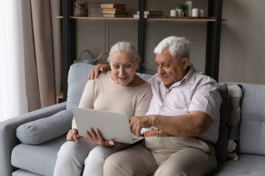 Mutlu, olgun bir çift evde dinleniyor.