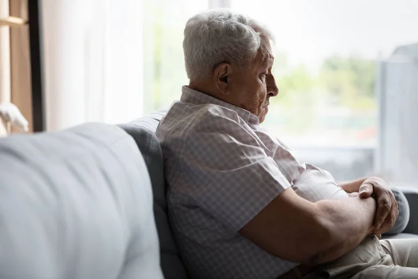 Trauriger pessimistischer alter Mann fühlt sich depressiv, einsam — Stockfoto