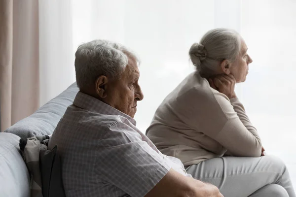 Triste casal velho frustrado passando por conflito — Fotografia de Stock