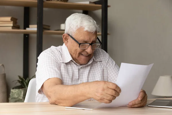 幸せな年上の家主男で眼鏡レビュー文書 — ストック写真