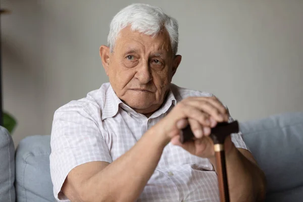 Osaměle unavený depresivní starší muž sedí na pohovce doma — Stock fotografie