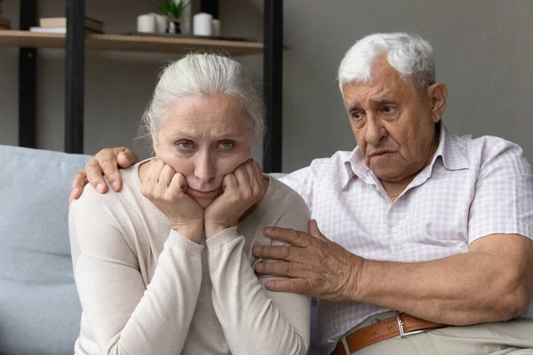 Zdenerwowany starszy mąż pocieszający urażony starsza żona — Zdjęcie stockowe