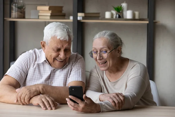 Vidám boldog idősebb házaspár segítségével okostelefon videohívás — Stock Fotó