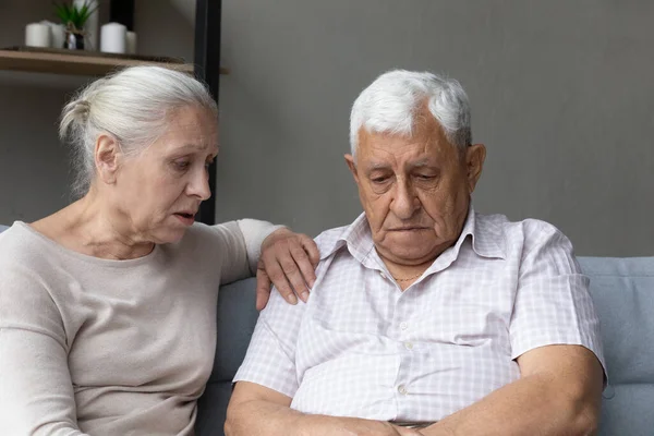 Amar a esposa madura dando conforto, apoio, empatia ao marido frustrado — Fotografia de Stock