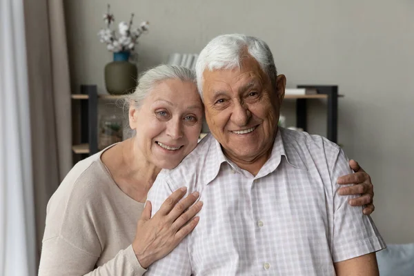 Feliz casal idoso posando em casa interior cabeça tiro retrato — Fotografia de Stock