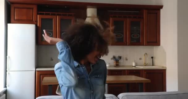 Livlig afrikansk tonåring flicka dansar ensam i mysigt kök — Stockvideo
