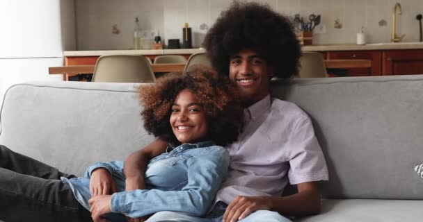 Africano pareja relajante en sofá sonrisa ver en cámara — Vídeos de Stock