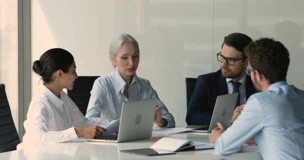 Empresária sênior realizar mesa redonda discussão com diversos investidores multirraciais — Vídeo de Stock