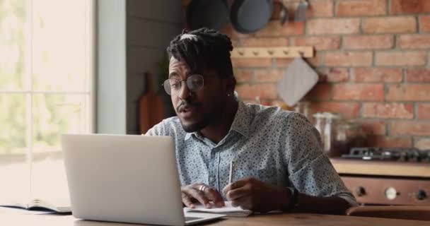 Ung svart kille sitta vid laptop förbättra färdigheter via elärande — Stockvideo