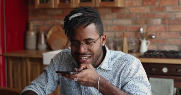 Millennial Μαύρος άντρας κρατήσει συνομιλία μέσω της εφαρμογής μεγάφωνο στο τηλέφωνο — Αρχείο Βίντεο