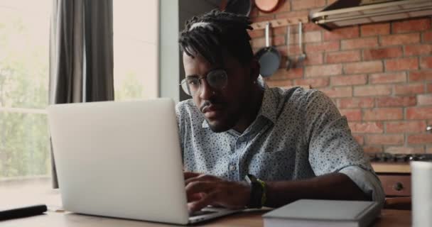 Hombre de negocios afroamericano freelancer navegar por la web en el portátil de pantalla táctil moderna — Vídeo de stock