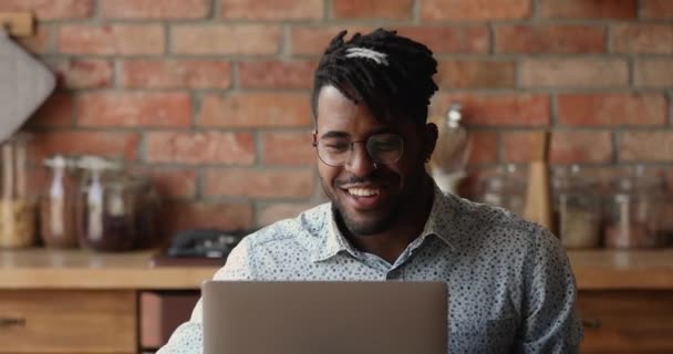 Afrikanischer Geschäftsmann Hipster Talk mit Kunden online mit Laptop — Stockvideo