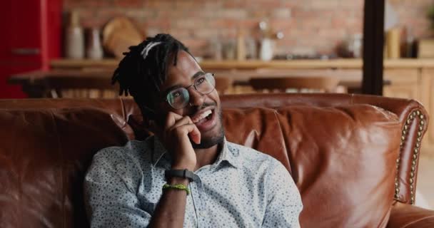 Gülümseyen siyah adam hipster telefonda sevgili kadınla konuşuyor. — Stok video