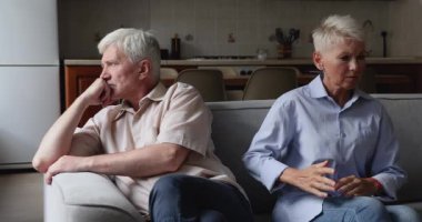 Kızgın yaşlı eş kocasını suçluyor, ilişkilerde şikayette bulunuyor.