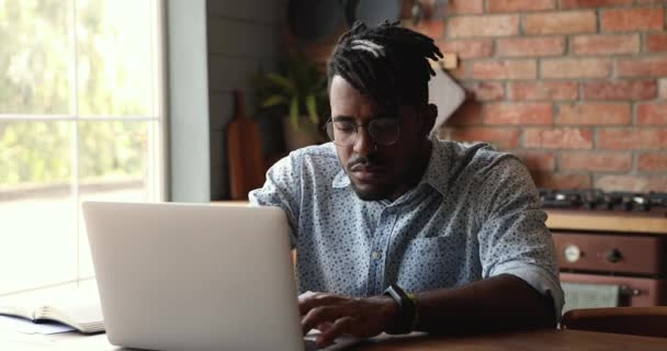 Geïrriteerde zwarte man hipster gelezen foutmelding op laptop scherm — Stockvideo