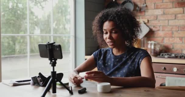 Mujer africana blogger disparar tutorial en smartphone anunciar productos cosméticos — Vídeo de stock