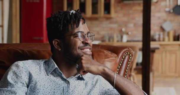 Exitoso joven afroamericano sonrisa gire la cabeza a la cámara — Vídeos de Stock