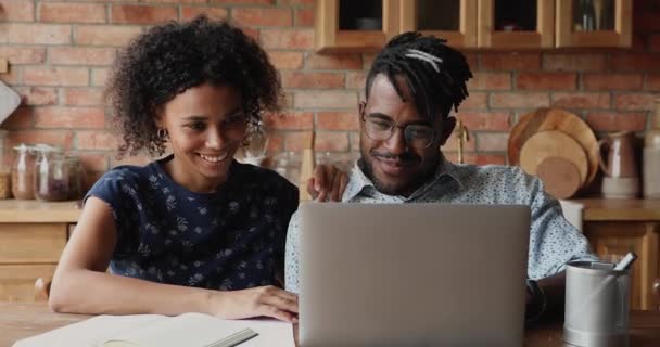 Веселые африканские пара взгляд на экране ноутбука дать пять — стоковое видео