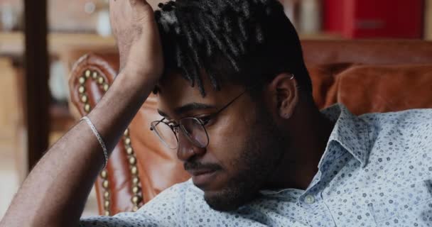 Pensativo duvidoso jovem Africano hipster homem adereço cabeça com mão — Vídeo de Stock