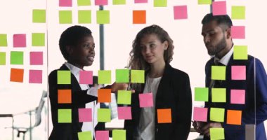 Öğrenciler, siyahi kadın akıl hocasının Kanban sistem kullanımını öğrenmesini dinliyor
