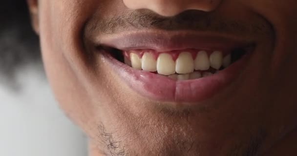 Close-up Afrikaan maakt spraak praten met camera — Stockvideo