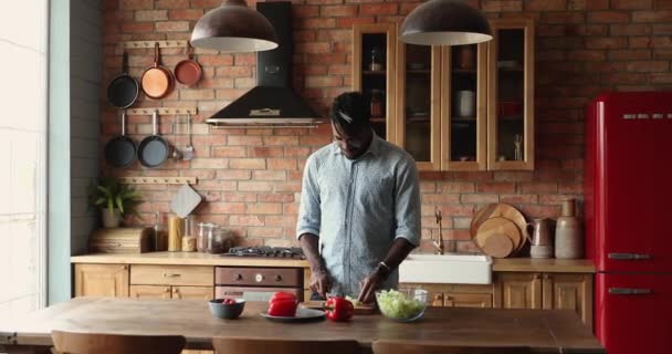 Zainspirowany Afro amerykański facet zaangażowany w łatwe gotowanie sałatki wegetariańskiej — Wideo stockowe