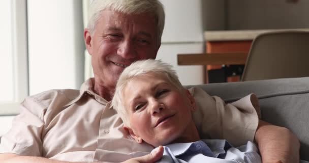 Μεγαλύτερο ζευγάρι στην αγάπη μιλάμε χαλάρωση στον καναπέ στο σπίτι — Αρχείο Βίντεο