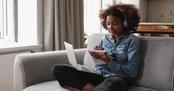 Teenage afrikai lány tanul otthon használata video call app — Stock videók