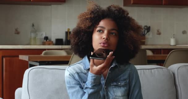 Afrikaans tiener meisje met mobiele telefoon gesprekken met vriend op luidspreker — Stockvideo