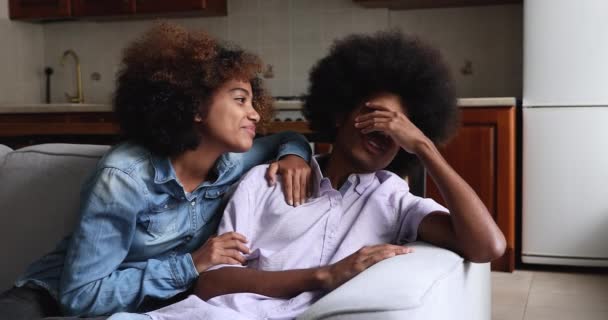아프리카 십 대 소녀, 자신의 잘못 을시 인하고, 남자 친구에게 사과 — 비디오