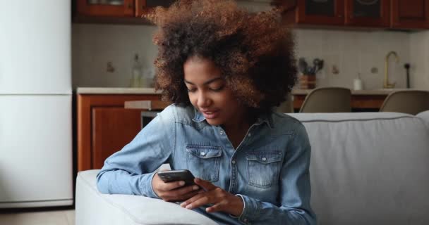 Afrikansk tonåring flicka med naturliga afro lockigt hår använda mobiltelefon — Stockvideo
