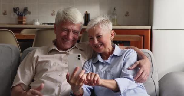 Ηλικιωμένο ζευγάρι κρατώντας το κινητό ουρλιάζουν με χαρά λαμβάνουν μεγάλη είδηση — Αρχείο Βίντεο