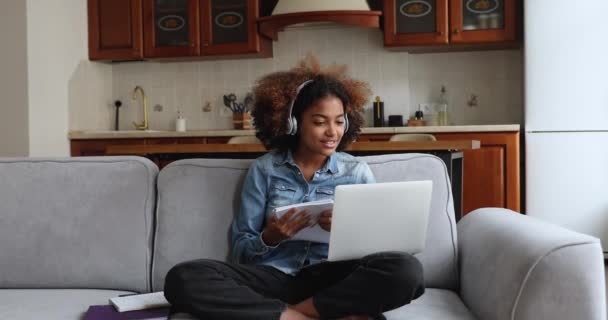 African teenage high school student e-learning at home — Stock Video