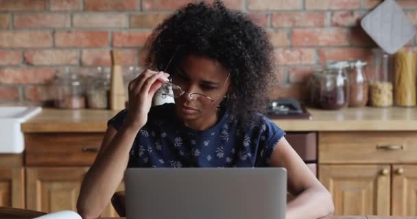 Cansado Negro mujer trabajando en línea tomar gafas de frotar la nariz — Vídeos de Stock