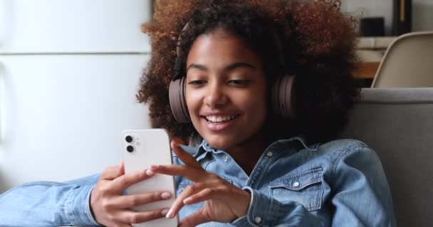 Africana adolescente saludo amigo iniciar videoconferencia uso celular — Vídeos de Stock