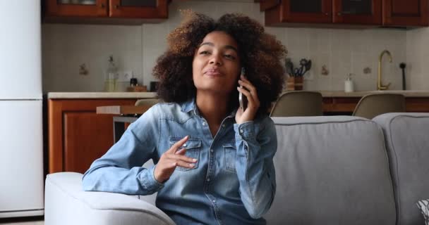 Hermosa africana de pelo rizado adolescente hablar por teléfono celular — Vídeos de Stock