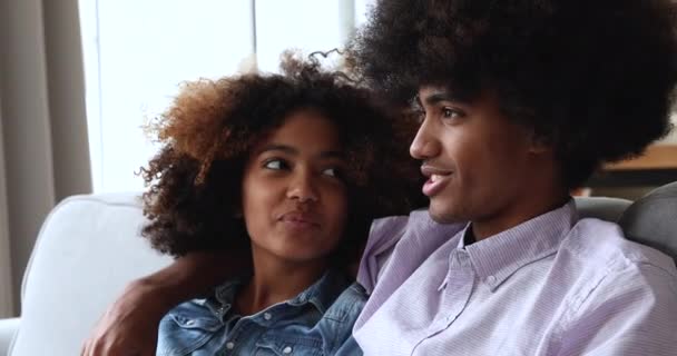 Africano adolescente pareja en amor sentarse en sofá disfrutar hablar — Vídeo de stock
