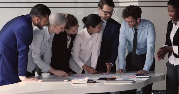Různé multikulturní pracovníci skupina stojí kolem stolu studijní dokumenty brainstorming — Stock video