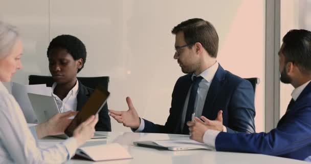 Millennial líder da equipe multirracial masculina analisar os resultados do trabalho em briefing — Vídeo de Stock