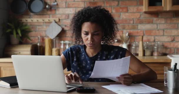 Stressato giovane nero femmina gestire documenti finanziari trovare fatture in ritardo — Video Stock