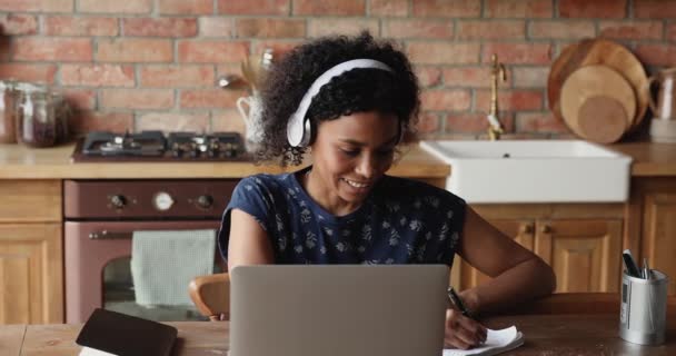 Motivado negro estudiante en auriculares comprometidos en elearning — Vídeos de Stock